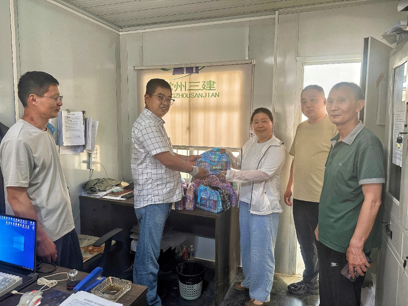 酷暑送清涼 關(guān)懷沁人心| 江蘇宏嘉工程項(xiàng)目管理公司開展高溫慰問活動(dòng)